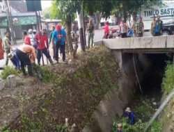 Tanpa Ragu, Babinsa Purwosari Bersama Warga Bersihkan Rumput Liar Dan Semak Belukar