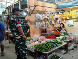 Sambangi Pedagang Pasar Tradisional, Babinsa Pajang Berikan Motivasi Dan Semangat Kerja