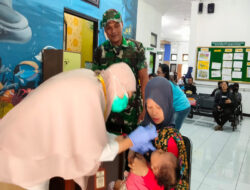 Cegah Stunting, Bati Bakti TNI Dampingi Petugas Nakes Berikan Imunisasi Anak