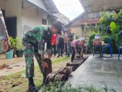 Babinsa Tipes Gandeng Bhabinkamtibmas dan Warga Kerja Bakti Bantu Warga Kena Dampak Angin Puting Beliung