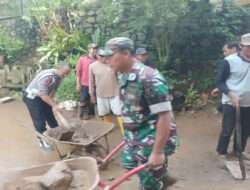 Sinergitas, Polisi Bersama TNI dan Warga Gotong Royong Bersihkan Material Longsor di Trenggalek
