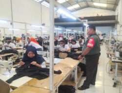 Majukan UMKM di Wilayah Binaan, Babinsa Pajang Datangi Pengusaha Konveksi Pakaian