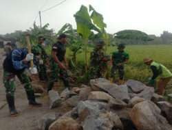 Kekompakan masyarakat Dan Anggota Satgas Melangsir Batu