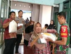 Dampingi Penyaluran Beras, Babinsa Koramil 0801/11 Donorojo Berharap Bisa Atasi Dampak Inflasi.