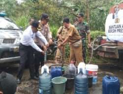 Gelar Baksos Polres Probolinggo Distribusikan Air Bersih Untuk Warga di Lumbang