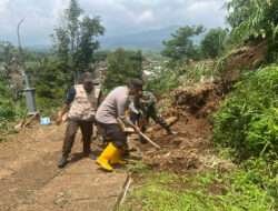Buka Akses Jalan, Polres Malang Bersama TNI dan Warga Bersihkan Tanah Longsor di Wagir