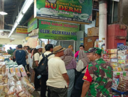 Pantau Situasi Pasar Gede Jelang Bulan Ramadhan, Babinsa Sudiroprajan Interaksi Dengan Pedagang Dan Pembeli