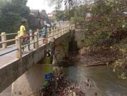 Antisipasi Bencana Banjir, Babinsa Laweyan Bersama Warga Laksankaan Kerja Bakti Bersihkan Kali Jenes