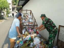 Peduli Lingkungan, Bati Bakti TNI Bersama DKP Bersihkan Tumpukan Sampah Warga