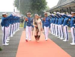 Danlantamal V Hadiri Pengukuhan Ibu Kehormatan Taruna Akademi TNI