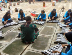 Latih Kekompakan, TNI Kodim Wonogiri Latih Puluhan Siswa SMPN 2 Wonogiri Drumband