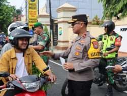 Operasi Keselamatan Semeru 2024, Polres Pamekasan Turun Jalan Berbagi Brosur Himbauan Kamseltibcarlantas