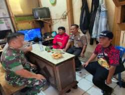 Serda Catur Komsos dengan Security Selipkan Pesan Jaga Kamtibmas