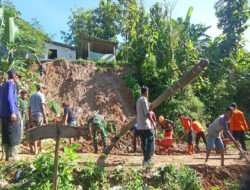 Polisi bersama TNI dan Warga Bersihkan Tanah Longsor di Magetan