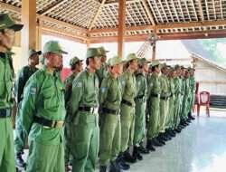 Tingkatkan Binwanwil, Babinsa Karanganyar Latih Linmas