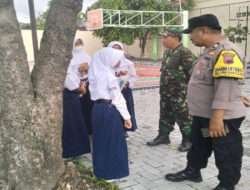 Bersama Bhabinkamtibmas, Babinsa Kepatihan Kulon Berikan Motivasi Dan Semangat Belajar Kepada Siswa-Siswi SMP