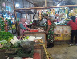 Anjangsana Ke Pasar Tradisional Kandang Sapi Mojosongo, Babinsa Ingatkan Pedagang Tetap Jaga Kebersihan