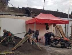 Guyub Rukun..!! Babinsa Kadipiro Bersama Linmas Dan Warga Gotong Royong Bangun Pos Keamanan