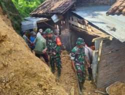 Sinergi TNI-Polri dan Warga Dalam Aksi Gotong Royong Atasi Dampak Tanah Longsor di Trenggalek