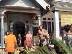 Sinergitas, Polisi Bersama TNI dan BPBD Evakuasi Korban Banjir di Mojokerto