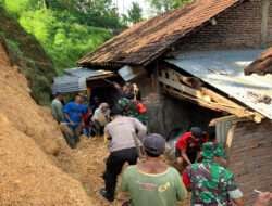 Polisi Bersama TNI Bersihkan Tanah Longsor yang Timpa Rumah Warga di Trenggalek