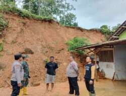 Gerak Cepat Polisi bersama TNI Bantu Warga Pacitan yang Terdampak Tanah Longsor
