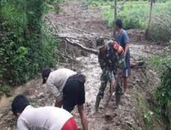 Aksi Tanggap Bancana, Babinsa Di Wuryantoro Bersama Masyarakat Singkirkan Matrial Longsor Yang Menutupi Badan Jalan