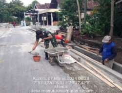 Peduli Lingkungan, Anggota Kodim 0802/Ponorogo Bantu Warga Perbaiki Saluran Air