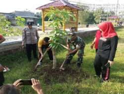 Hijaukan Bumi, TNI – Polri Bersama Masyarakat Ponorogo Tanam Bibit Pohon