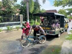 Tanggap Bencana, Polisi Evakuasi Pelajar SD yang Terjebak Banjir di Magetan