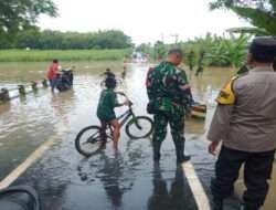 Babinsa Posramil Pitu Sigap Pantau Wilayah Yang Terdampak Banjir