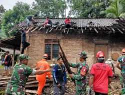 Koramil 0806-01 Trenggalek dan BPDB Bersatu Hadapi Teriakan Hujan dan Jeritan Angin