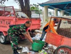 Bersihkan Sampah, Contoh Konkrit Babinsa Kauman Pelopori Kebersihan di Wilayah Binaan