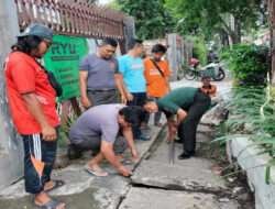 Antisipasi bahaya Banjir ,Babinsa Timurn Bersama Tim Saberling Kerja Bakti Bersihkan Gorong-Gorong