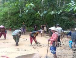 Tanggap Bencana, Babinsa Koramil 0801/02 Kebonagung Bersama Warga Atasi Longsor