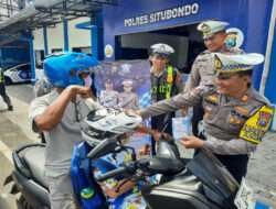 Polisi di Situbondo Beri Hadiah Pengendara Tertib, saat Operasi Keselamatan Semeru 2024