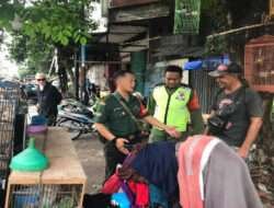 Manfaatkan Komsos, Babinsa Kepatihan Wetan Ingatkan Warga Hormati Masyarakat Yang Sedang Berpuasa