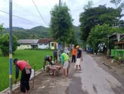 Cegah Resiko Penularan Penyakit, Babinsa Koramil 0801/01 Pacitan Bersama Warga Bersihkan Lingkungan