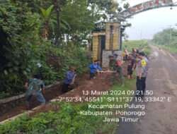 Jaga Lingkungan Tetap Sehat, Babinsa Kodim 0802/Ponorogo Ikut Kerja Bakti Bersihkan Selokan