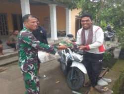 Sebagai kenang -kenangan, Satgas TMMD berikan Kaos loreng