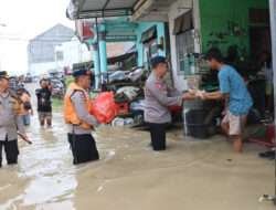 Polisi Distribusikan Ribuan Nasi Bungkus Untuk Warga di Bojonegoro Saat Banjir Belum Surut