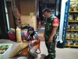 Babinsa Jayengan Sambangi Pelaku UMKM Toko Oleh Oleh