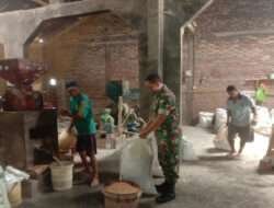 Komsos Dengan Warga Babinsa Sambangi Penggilingan Padi