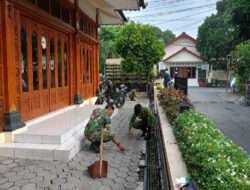 Puasa Pertama, Babinsa Gilingan Awali Kegiatan Dengan Kerja Bakti di Wilayah Binaan