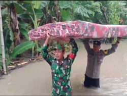 Tanggap Bencana, Polres Ngawi Bersama TNI Sigap Bantu Warga Terdampak Banjir