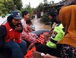 Gerak Cepat, Polisi bersama TNI dan BPBD Evakuasi Ribuan Warga Terdampak Banjir di Bangkalan