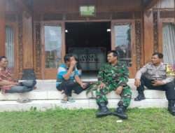 Pelihara Kamtibmas, Babinsa Bersama Babinkamtibmas Jajar Dekatkan Diri Dengan Warga