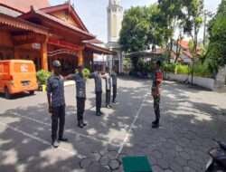 Babinsa Manahan Berikan Latihan PBB Kepada Linmas, Ini Tujuannya