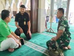 Momen Bulan Ramadhan, Babinsa Pasarkliwon Silaturahmi Dan Jalin Komsos di Masjid Assegaf