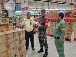 Terus Berupaya di Bulan Puasa, Babinsa Tipes Cek Harga Sembako